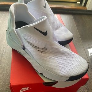 Nike Go FLYEASE. Women size 6.5 men’s size 5